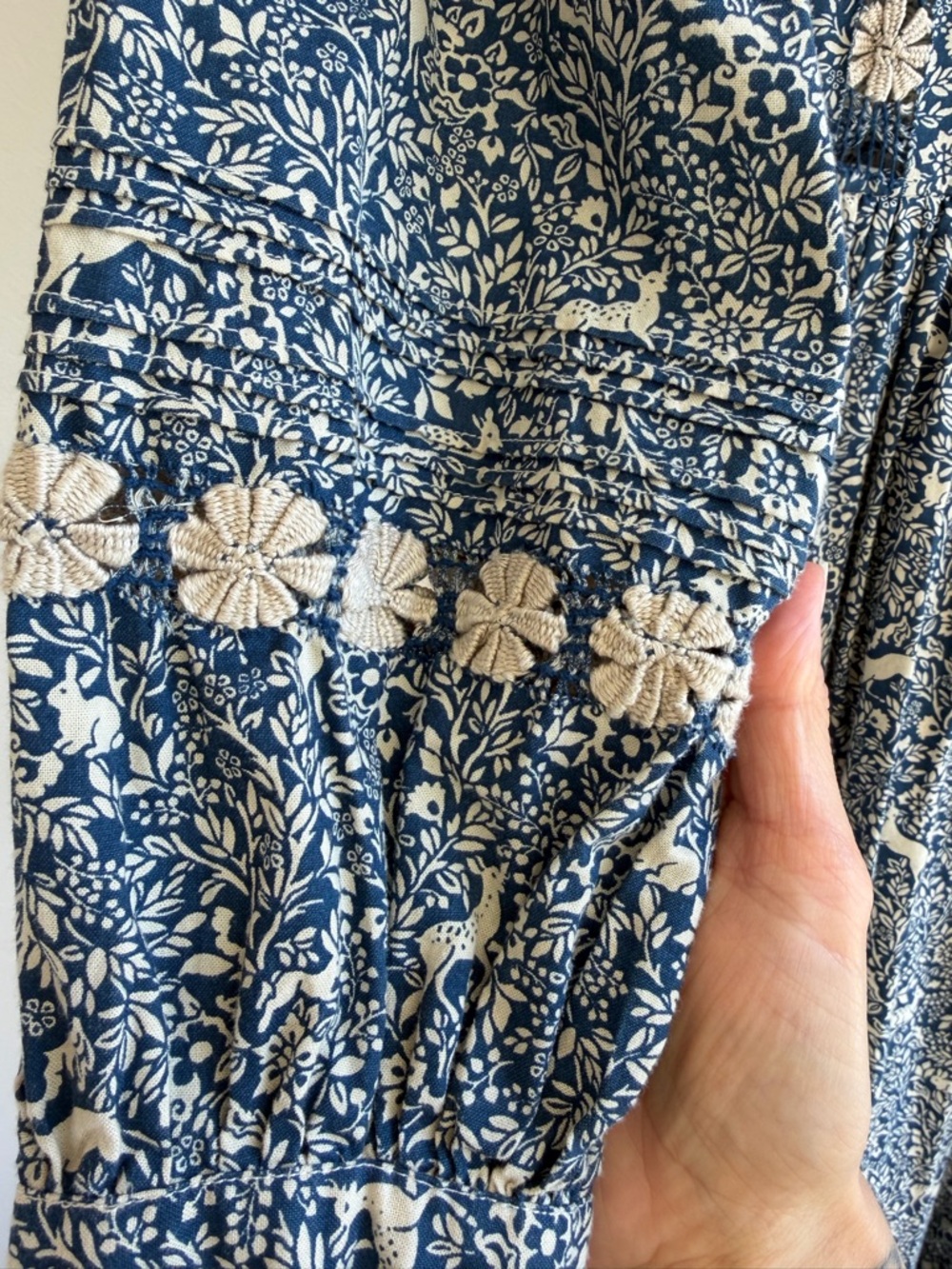 Doen ‘Nova’ Blue Floral Pintuck Midi Dress in Prancing Fawn Print - Picture 5 of 7
